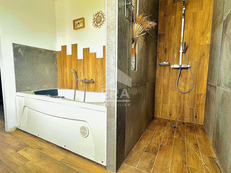 Maison - 236 m² - 8 pièces