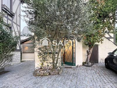 Maison - 242 m² - 10 pièces