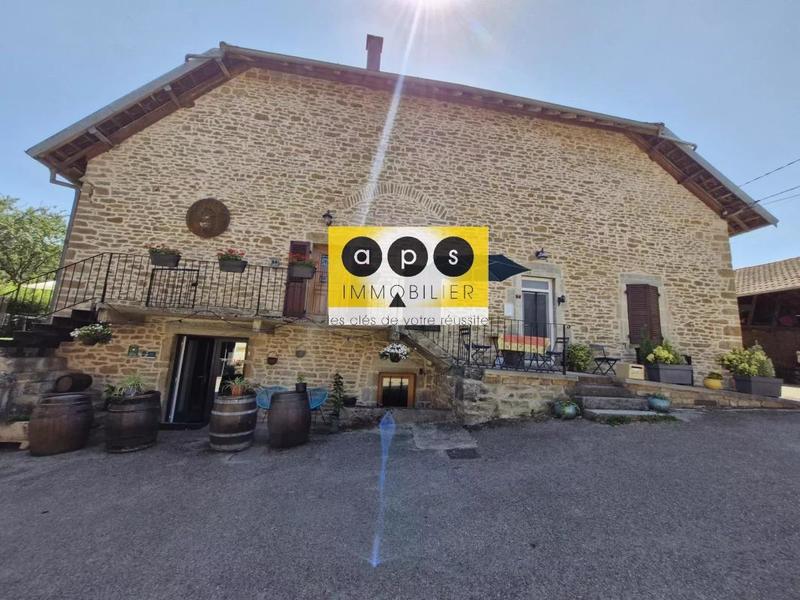 Maison de village - 335 m² - 10 pièces