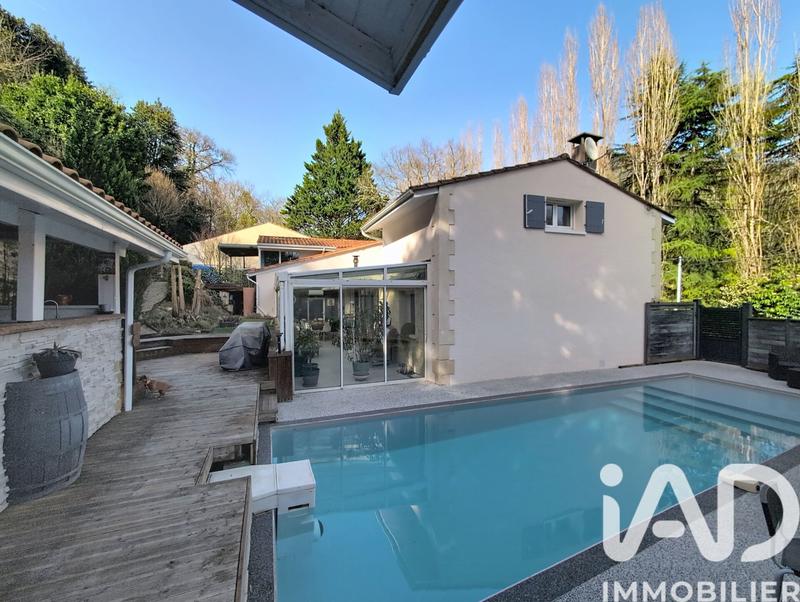 Maison - 230 m² - 6 pièces