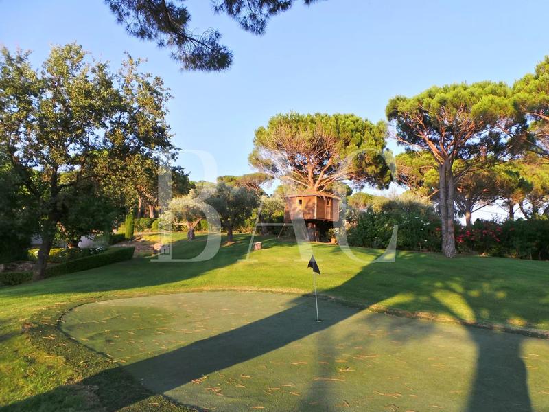 Propriété - 900 m² - 18 pièces