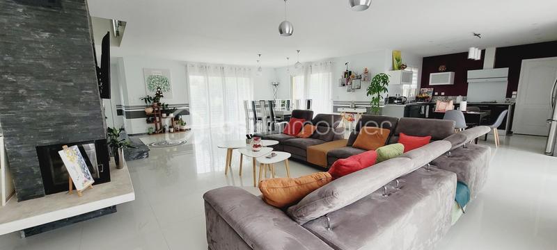 Demeure - 240 m² - 9 pièces