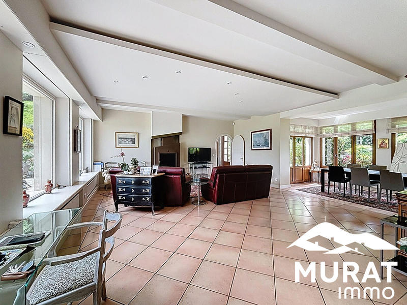 Maison - 242 m² - 9 pièces