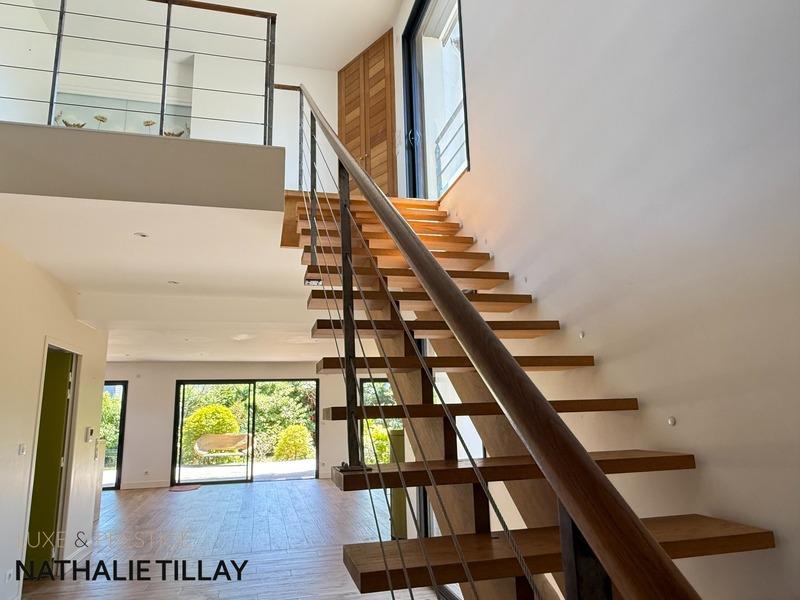 Maison - 345 m² - 9 pièces