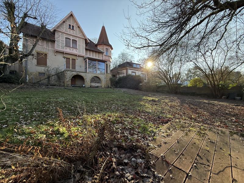 Maison - 288 m² - 10 pièces