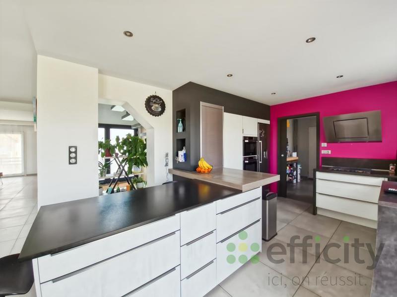 Pavillon - 270 m² - 8 pièces