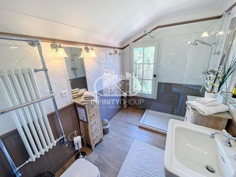 Appartement - 277 m² - 16 pièces