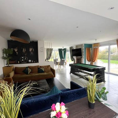 Maison - 216 m² - 8 pièces