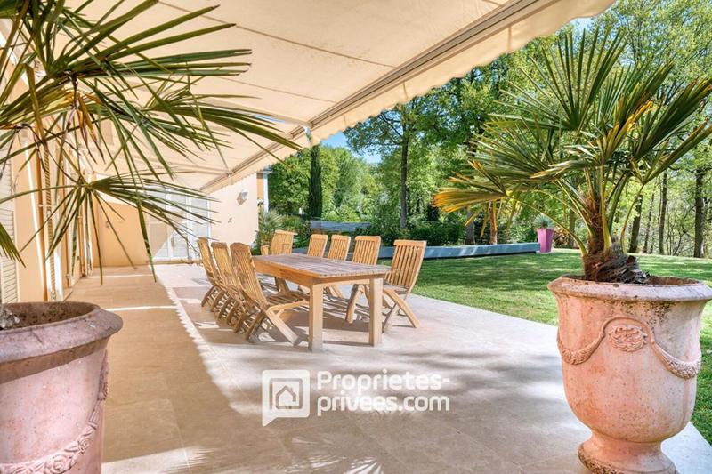 Propriété - 330 m² - 10 pièces