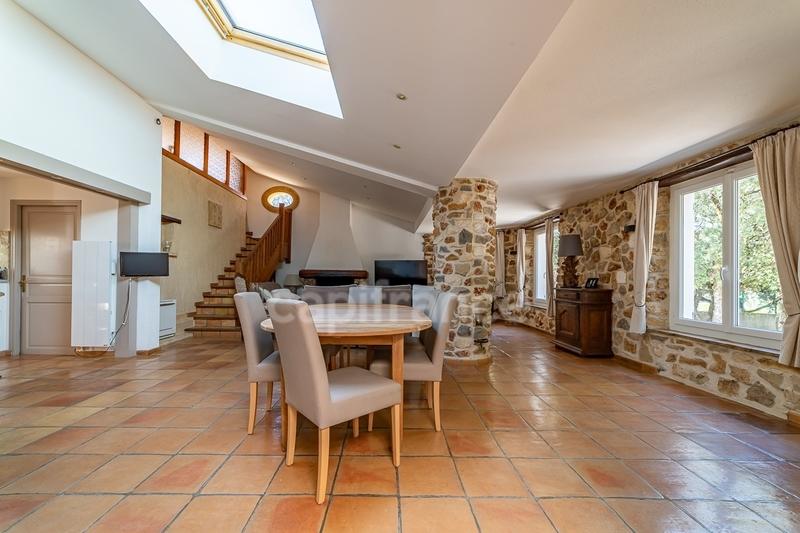 Maison - 330 m² - 9 pièces