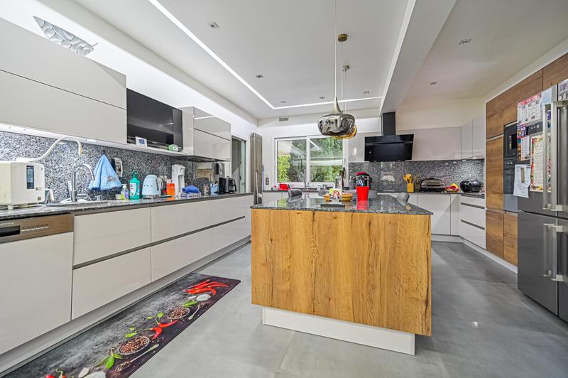 Maison - 216 m² - 6 pièces