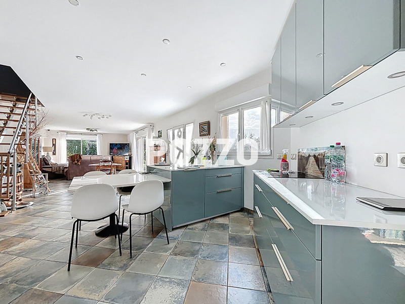 Maison - 237 m² - 9 pièces