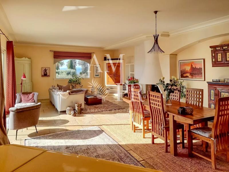 Maison - 250 m² - 6 pièces