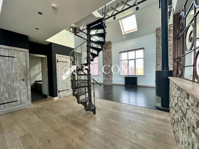 Loft - 143 m² - 5 pièces