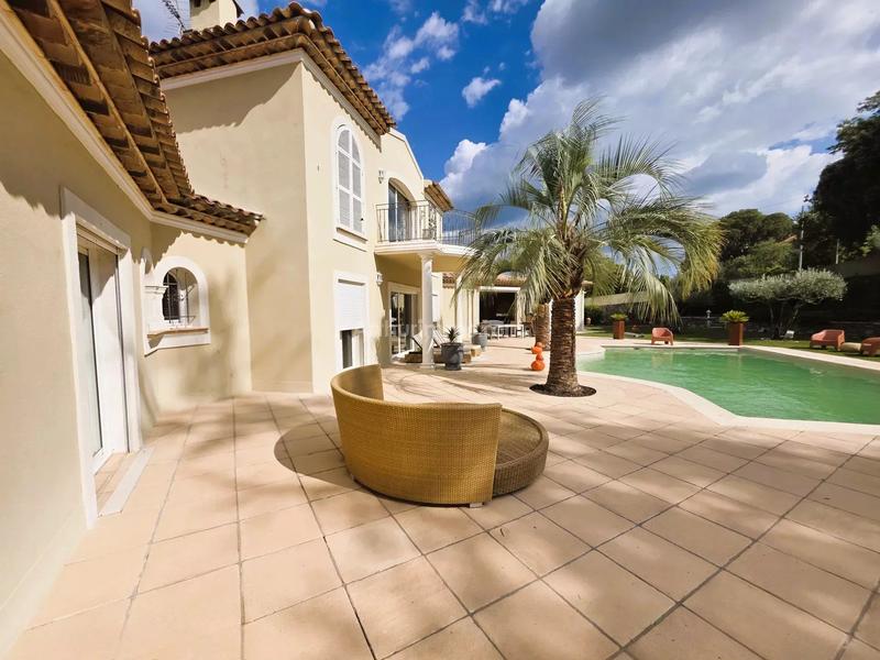 Maison - 226 m² - 7 pièces