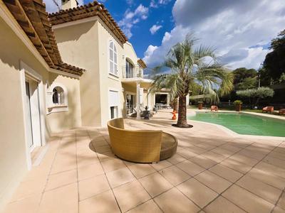 Maison - 226 m² - 7 pièces