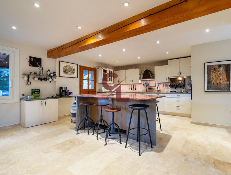 Maison - 277 m² - 11 pièces