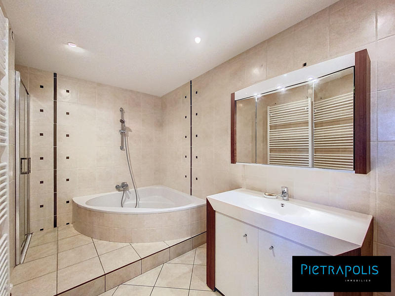 Maison - 236 m² - 7 pièces