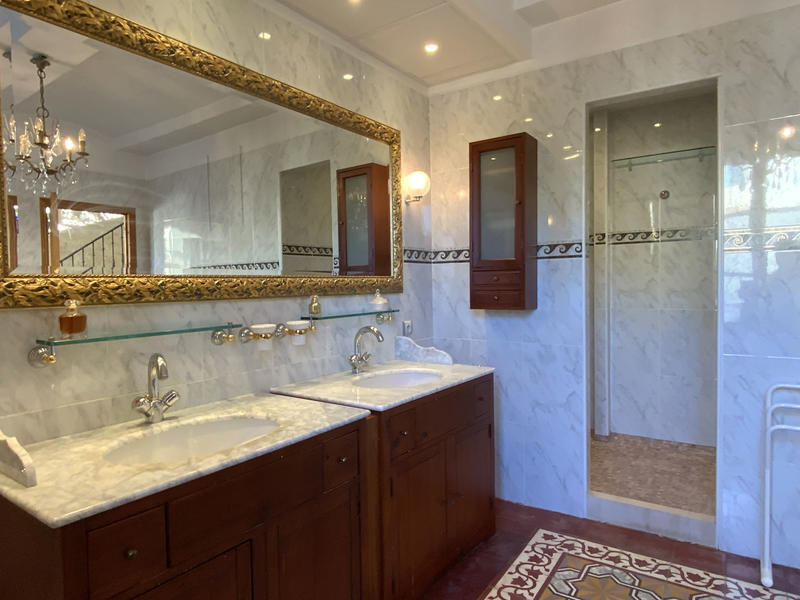 Maison - 234 m² - 8 pièces