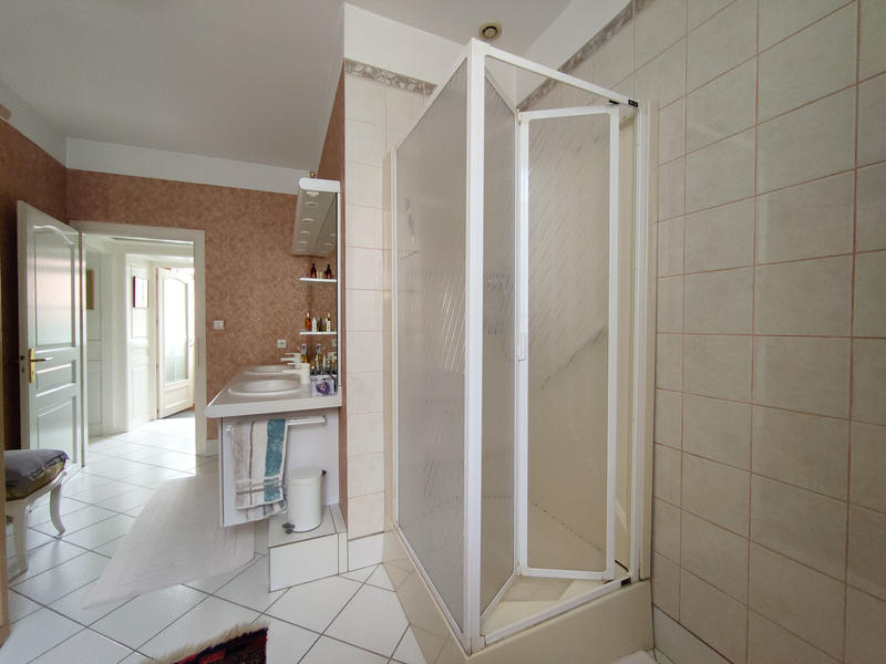 Maison - 215 m² - 9 pièces