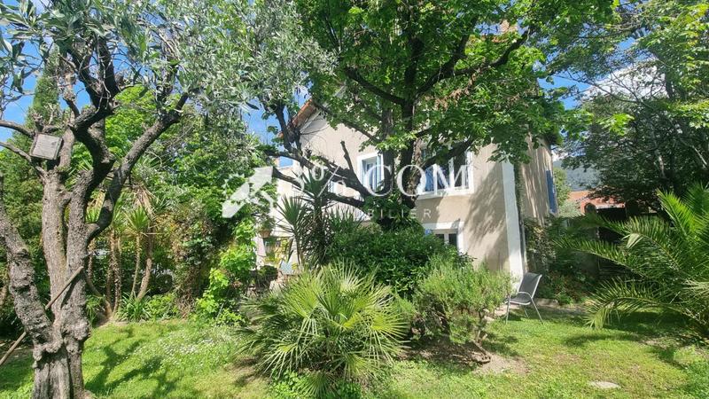 Maison - 240 m² - 8 pièces