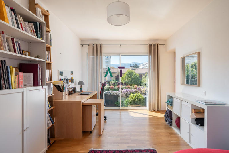 Maison - 240 m² - 8 pièces