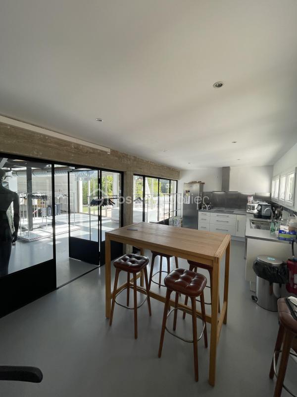 Local commercial - 250 m² - 8 pièces