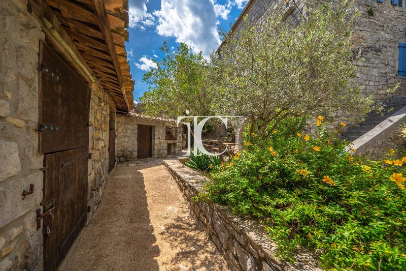 Maison - 354 m² - 14 pièces