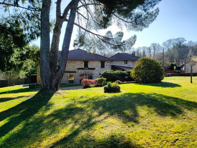 Propriété - 258 m² - 9 pièces