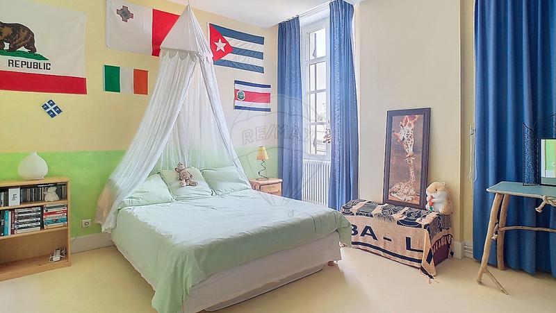 Maison - 275 m² - 9 pièces