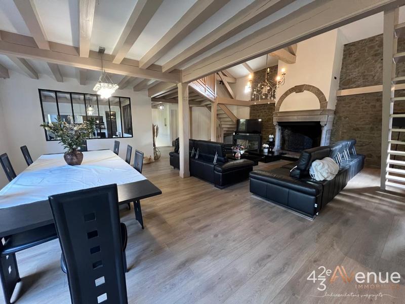 Maison - 360 m² - 8 pièces