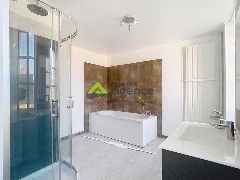 Maison - 285 m² - 11 pièces