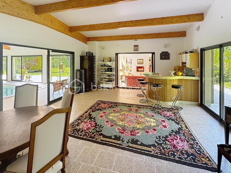 Propriété - 377 m² - 9 pièces