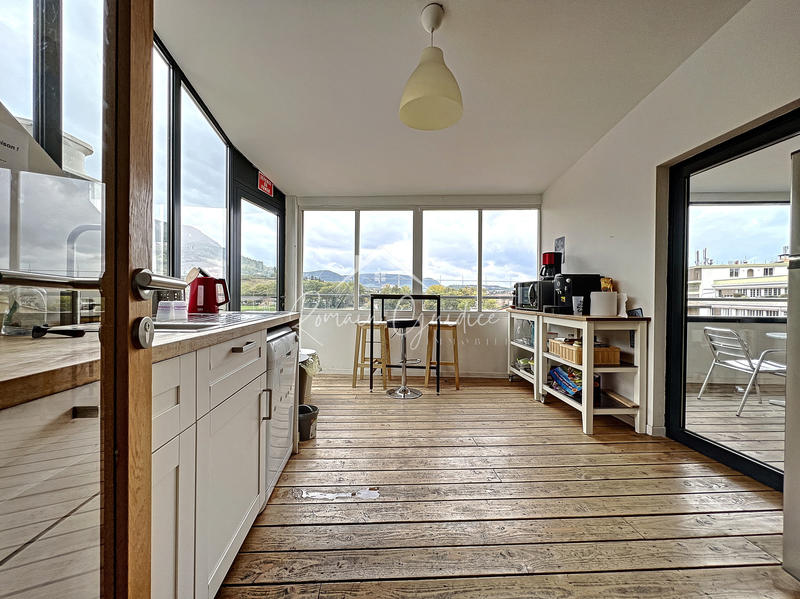 Loft - 311 m² - 8 pièces