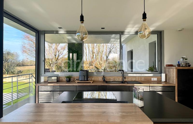 Maison - 290 m² - 9 pièces