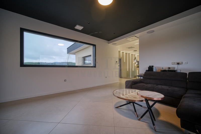 Propriété - 284 m² - 6 pièces