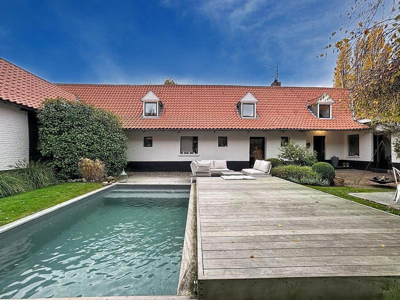 Maison - 334 m² - 7 pièces