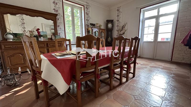 Maison - 265 m² - 11 pièces