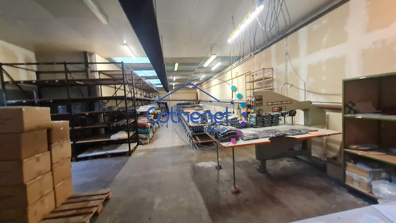 Entrepôt - 737 m²