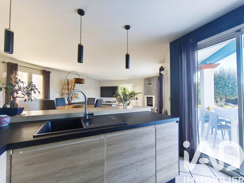 Maison - 225 m² - 8 pièces