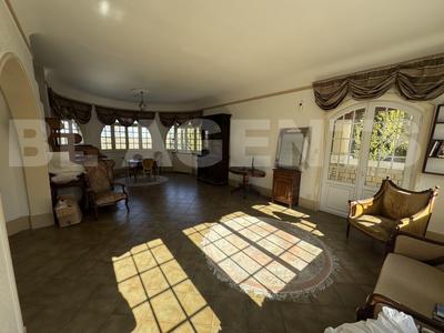 Maison - 300 m² - 8 pièces