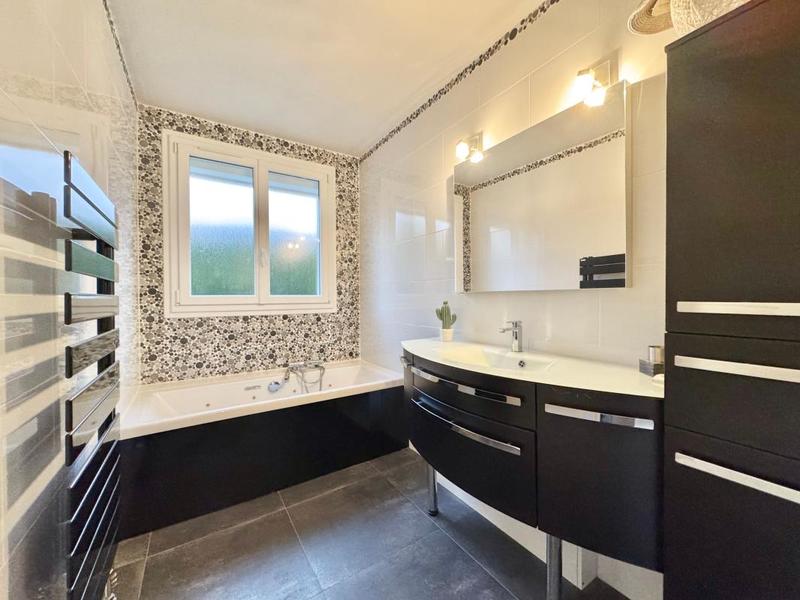 Maison - 213 m² - 7 pièces