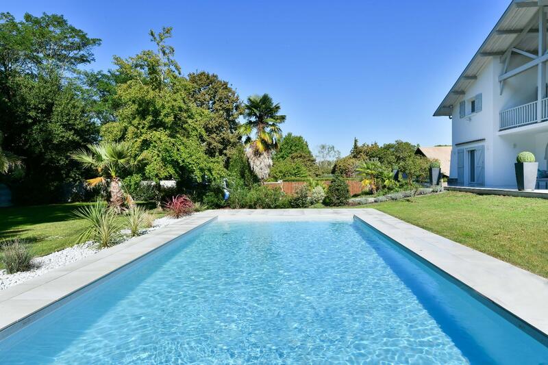 Maison - 370 m² - 11 pièces