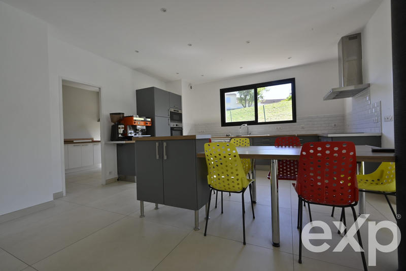 Maison - 202 m² - 5 pièces