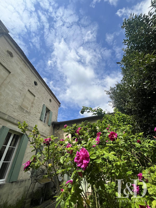 Maison - 323 m² - 10 pièces