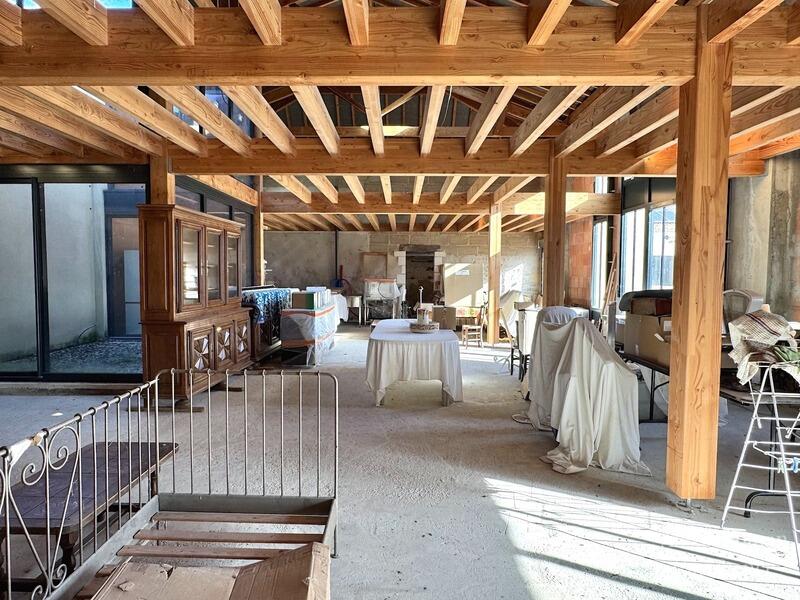 Propriété - 1 085 m² - 9 pièces