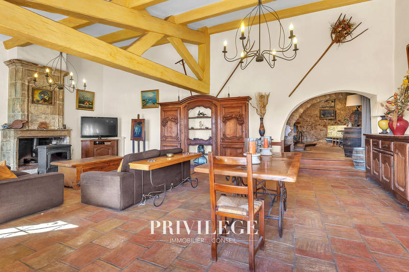 Propriété - 640 m² - 18 pièces