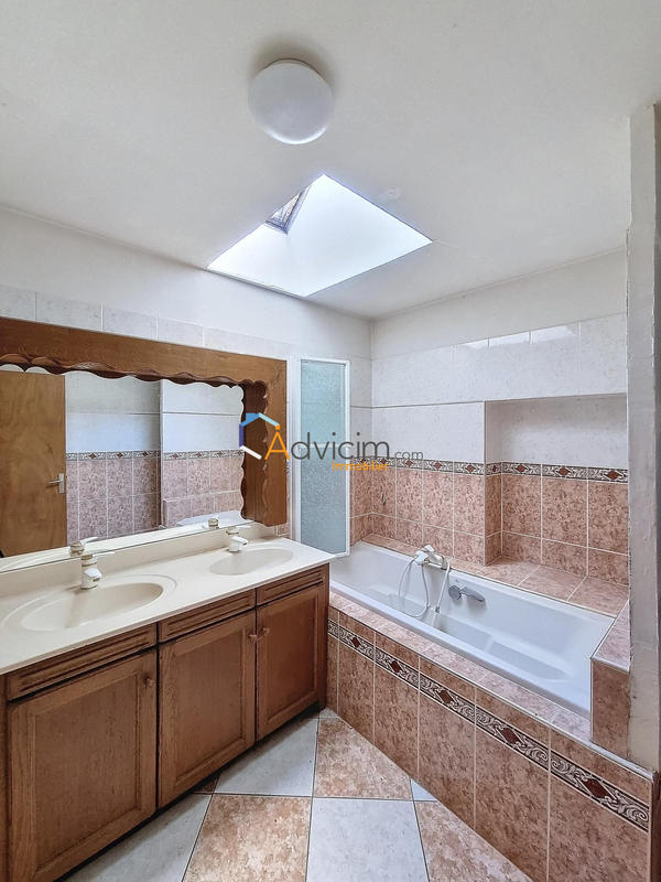 Maison - 216 m² - 7 pièces