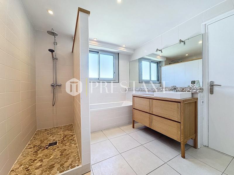 Appartement sur toit - 90 m² - 3 pièces