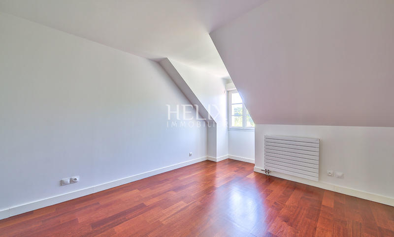 Maison - 240 m² - 8 pièces